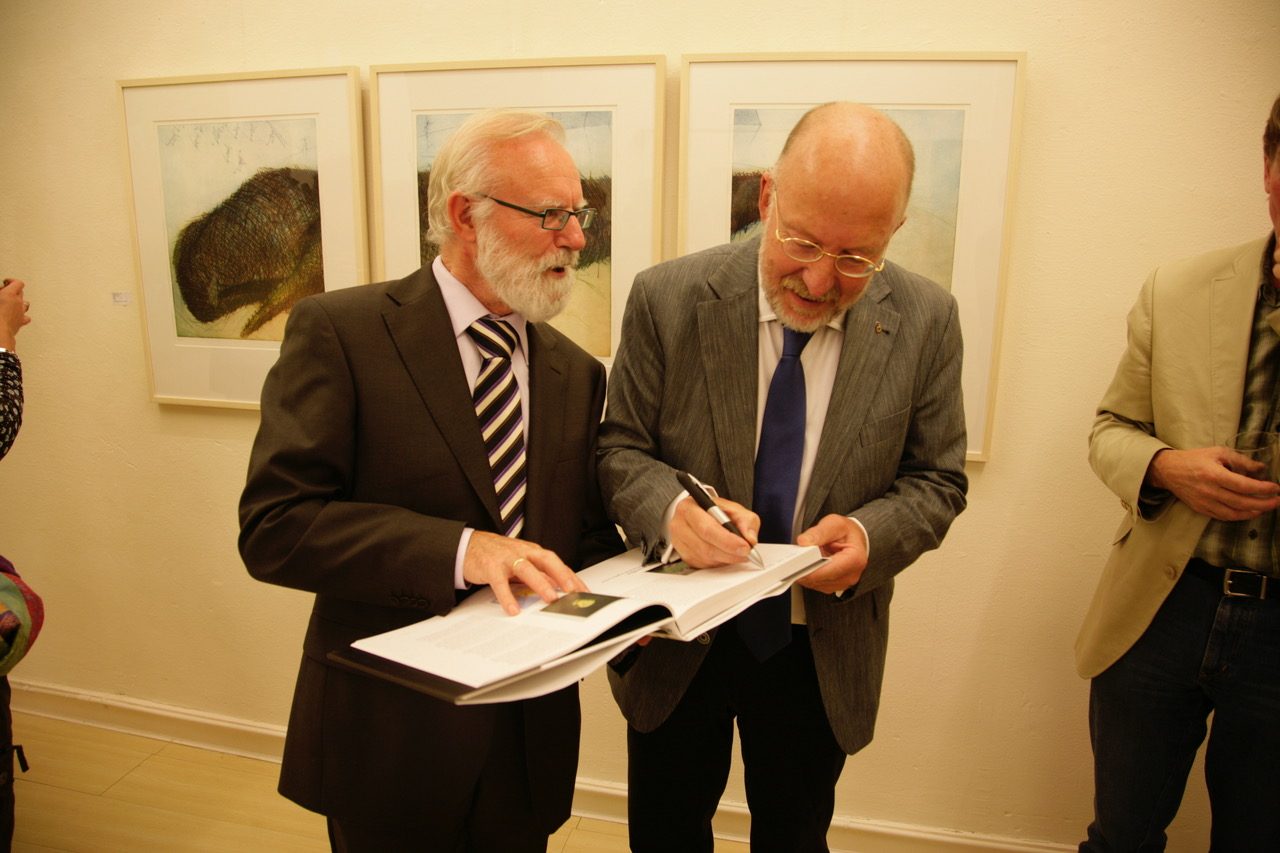 Het boek wordt gepresenteerd in museum Het Nijenhuis, Heino. Hier met bronsgieter en vriend Ben Kemner.