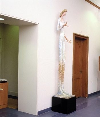 ‘De vrouw in de geneeskunde’, brons, gepolychromeerd, geplaatst in de hal van het gebouw van het Nederlands Tijdschrift