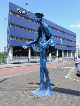'De blauwe diender', brons, gepolychromeerd, voor het hoofdbureau van Politie Gelderland-Zuid, Nijmegen.