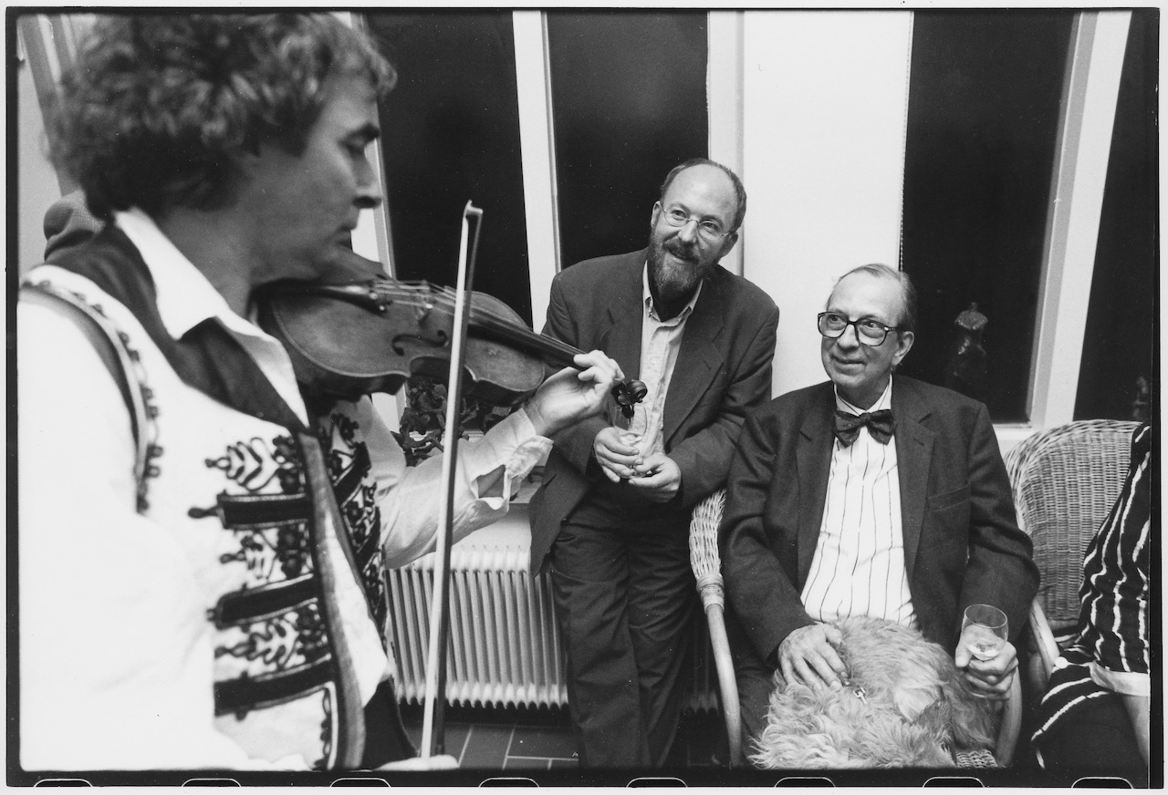 Ontmoet Cobrakunstenaar Constant in Amsterdam. Het begin van een lange vriendschap. Op de foto met violist Jan Kalkman o